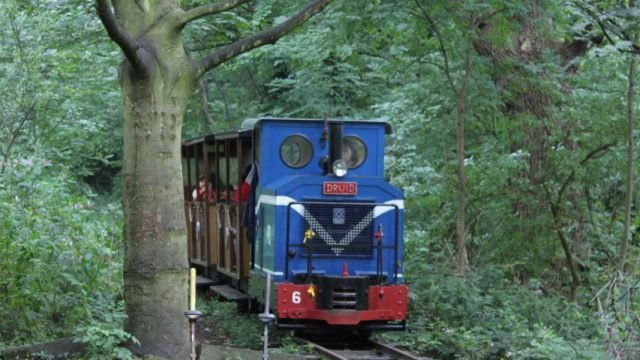 Train of Abbey Light Railway approaching Kirkstall Abbey station (geograph 5670252)